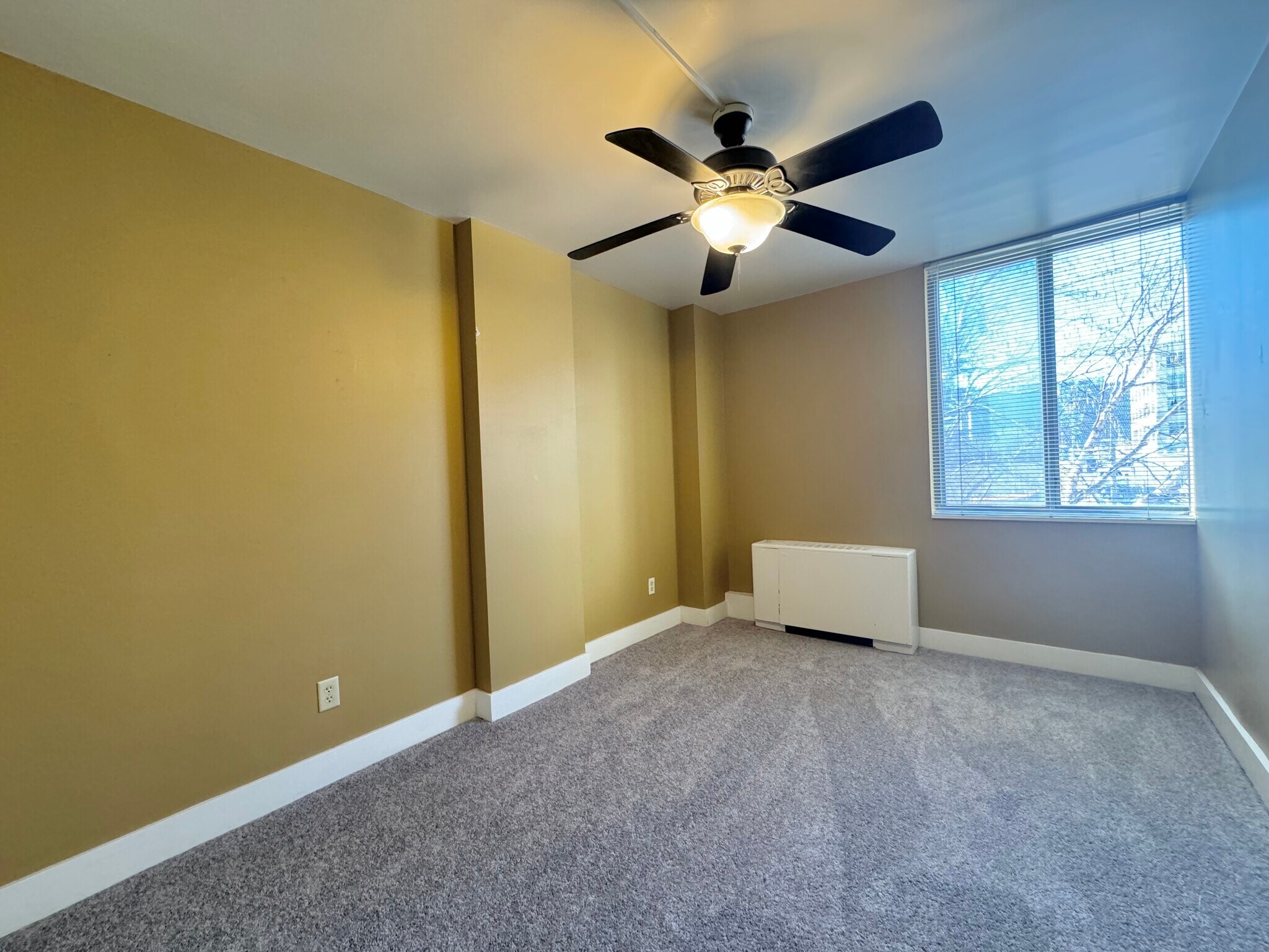 Building Photo - 600 E 8th St