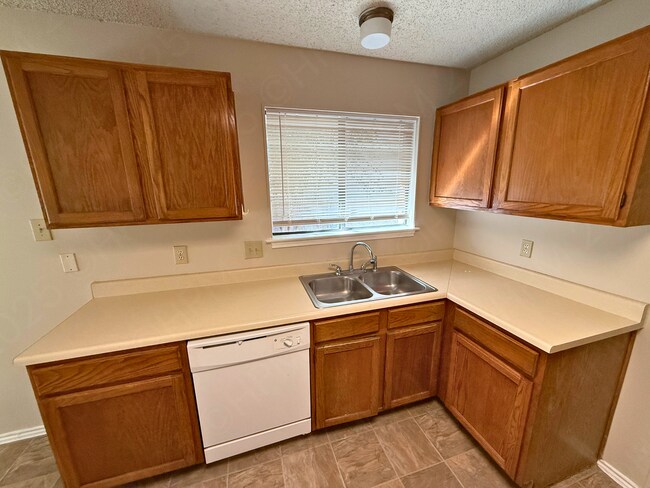 Building Photo - Move-In Special. ½ off the first full month's rent with a 12-month lease.