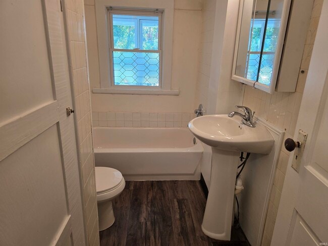 Building Photo - 506 E Hillside Dr