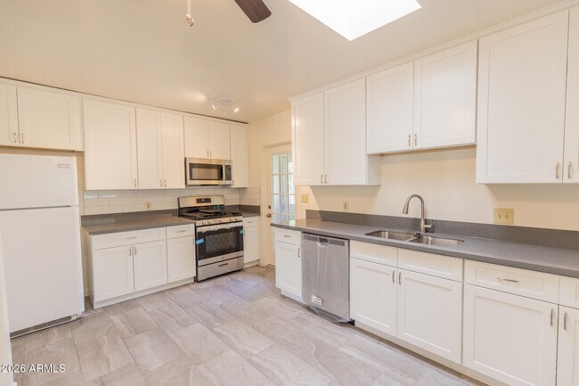 Building Photo - 330 E 14th St