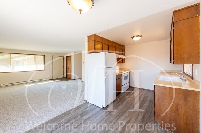 Building Photo - Updated 2 Bedroom Home in Quiet Neighborhood