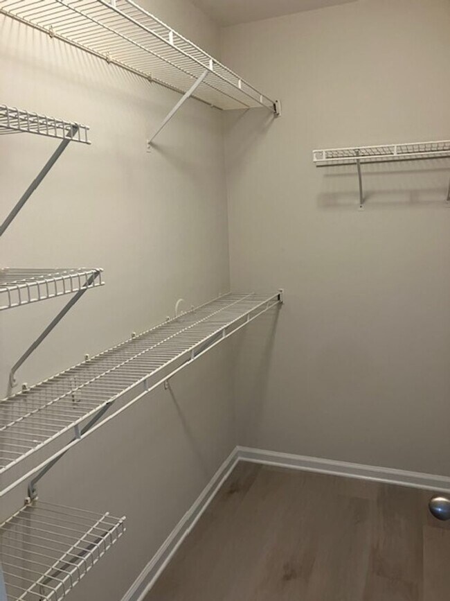 Building Photo - 908-C