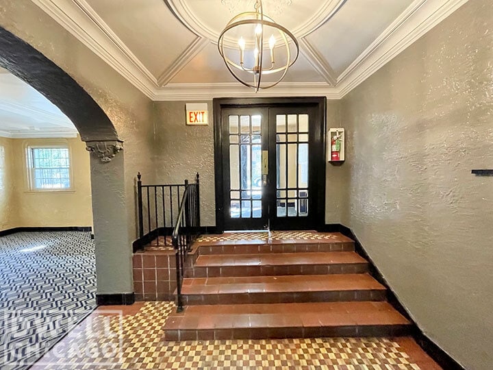 Building Photo - 2532 N Sawyer Ave