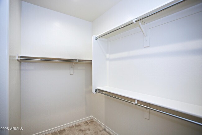 Building Photo - 1005 W Finch Dr