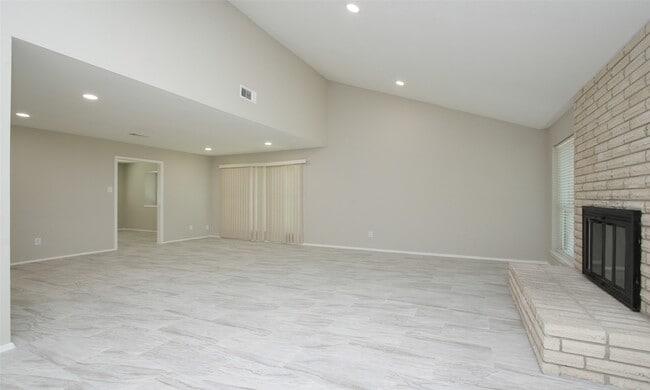 Building Photo - 833 Lakeview Dr