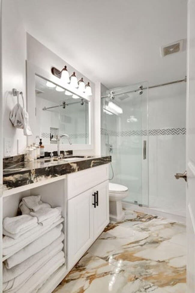 Building Photo - 301 del Sol Cir