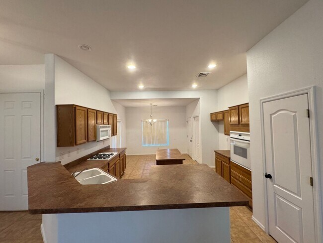 Building Photo - 3 Bed/2 Bath House with Boat Deep 3 Car Garage