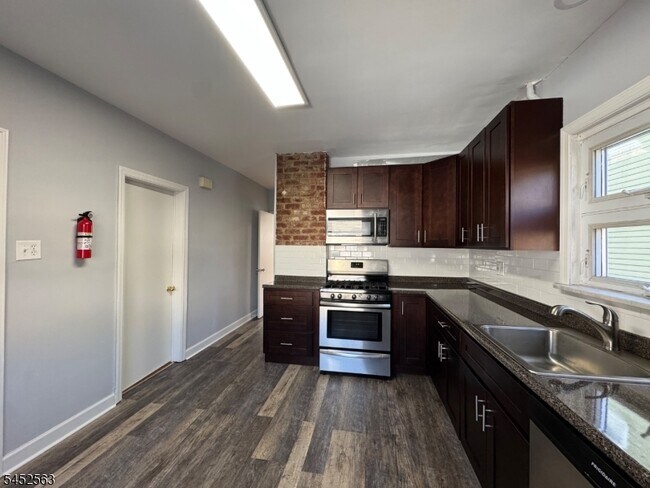 Building Photo - 271 Davis Ave
