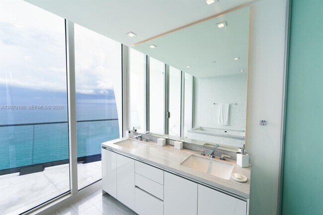Building Photo - 16901 Collins Ave