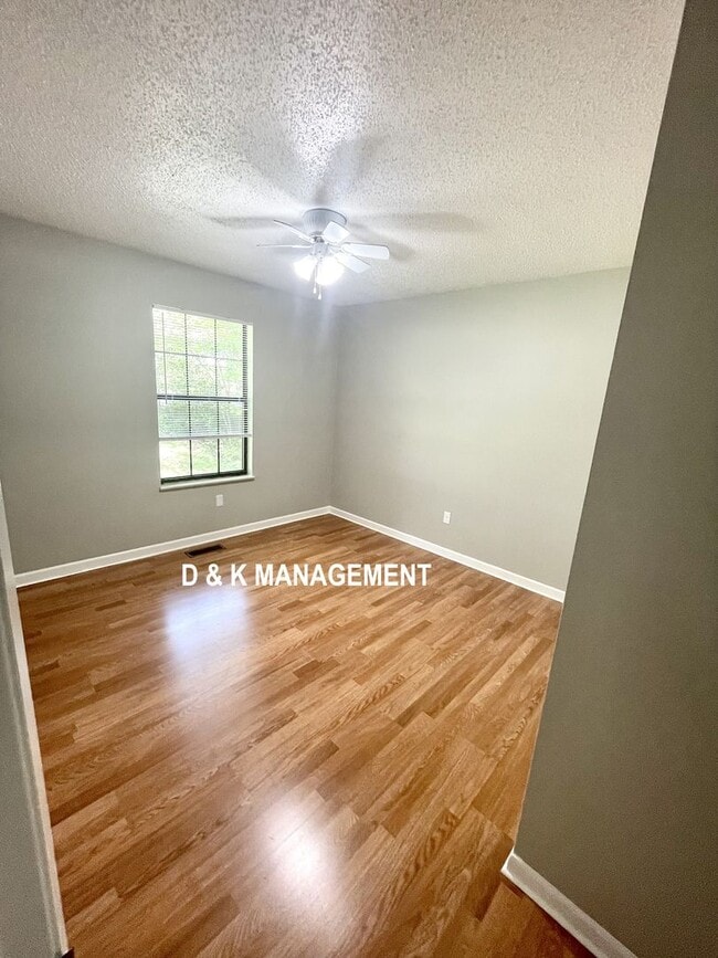 Building Photo - 3 Bedroom 2 Bath in Lenoir City