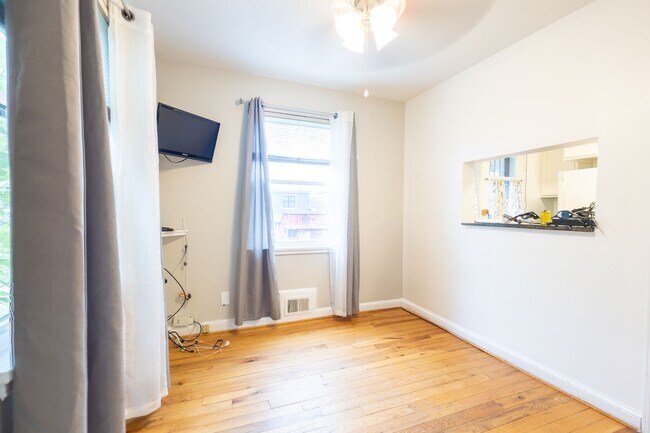 Building Photo - Lovely 3 BR/2 BA Semi-Detached Home in Nor...