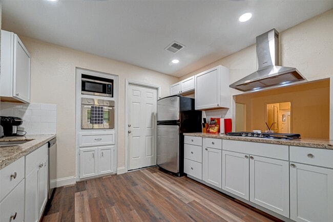 Building Photo - 3903 Hermitage Hollow Ln
