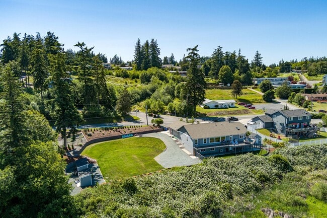 Building Photo - Gorgeous Lower Level Apartment Ready For a...