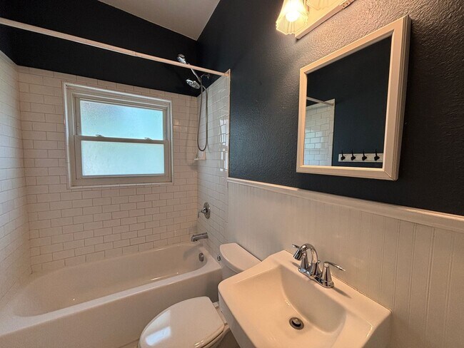 Building Photo - 318 Sprucewood Ln