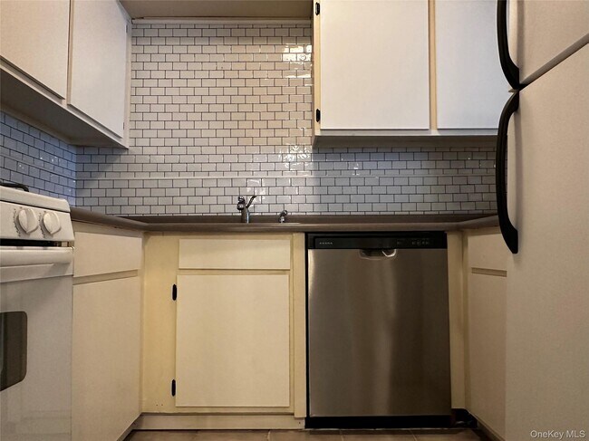 Building Photo - 10 Bailey Ct