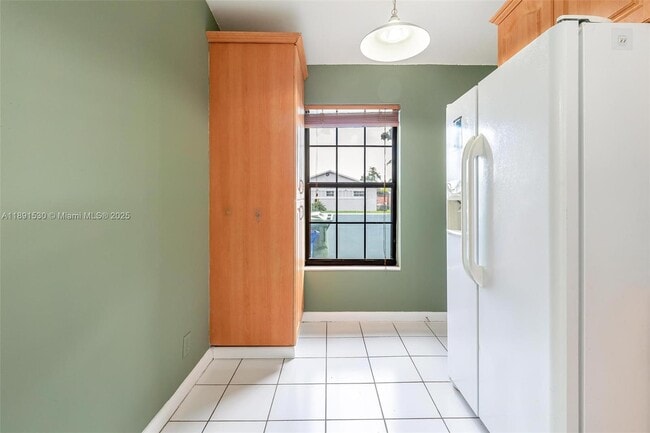 Building Photo - 5442 Lakewood Cir S