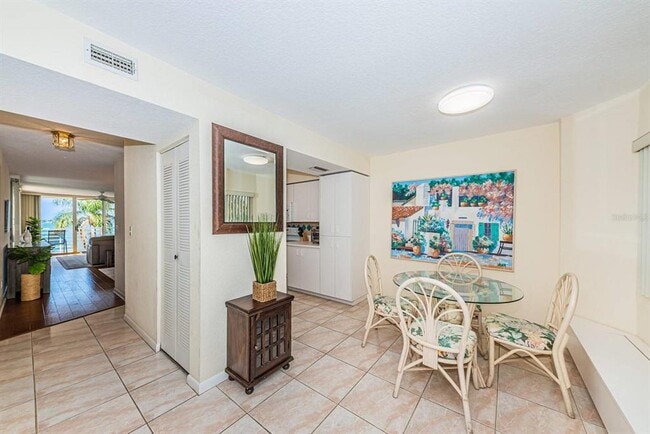 Building Photo - 6105 Bahia Del Mar Cir N