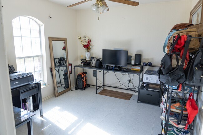 Building Photo - 2601 Mason Dr