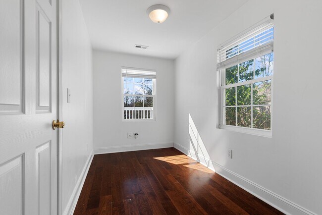 Building Photo - Gorgeous Home Near Downtown Durham!