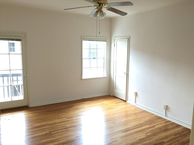 Master bedroom with balcony - 1054 Masselin Ave