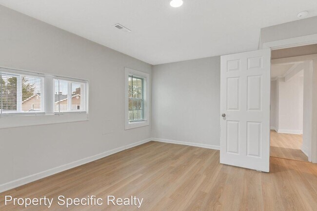 Building Photo - 4 br, 2 bath House - 724 E. Nelson Ave