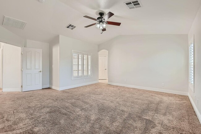 Building Photo - 5 Bedroom in Silverado Ranch!
