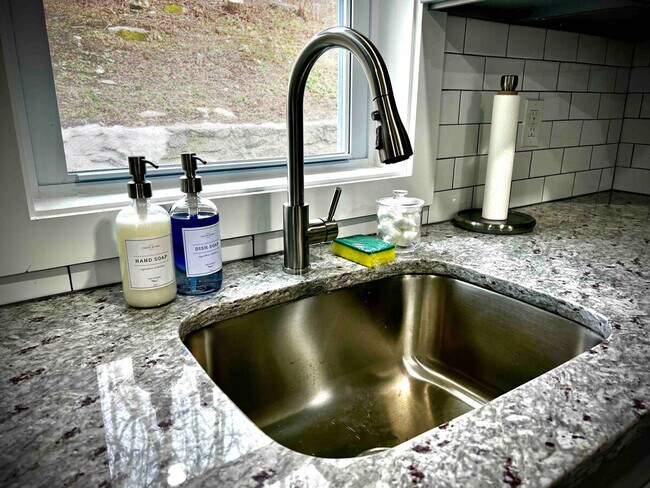 Building Photo - 1592 Main St