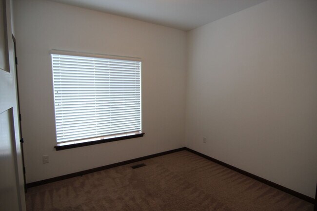 Building Photo - 4 Bedroom, 3 bath close to University