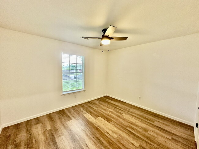 Building Photo - 800 E Kara Ln.