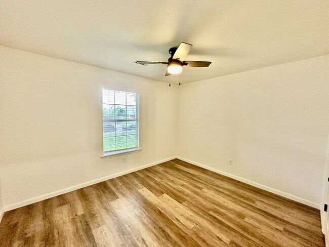 Building Photo - 802 E Kara Ln