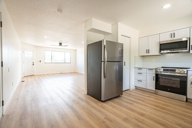 Building Photo - 3238-D 1/4 D 1/4 Rd