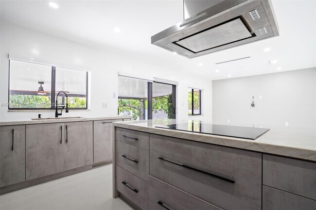 Building Photo - 56 Whitethorn Dr