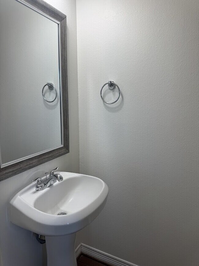 Building Photo - 4 Bedrooms and 4.5 baths in College Station