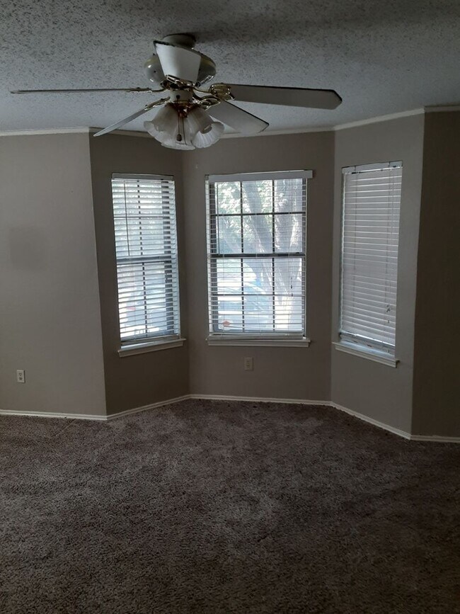 Building Photo - Ready to move in...