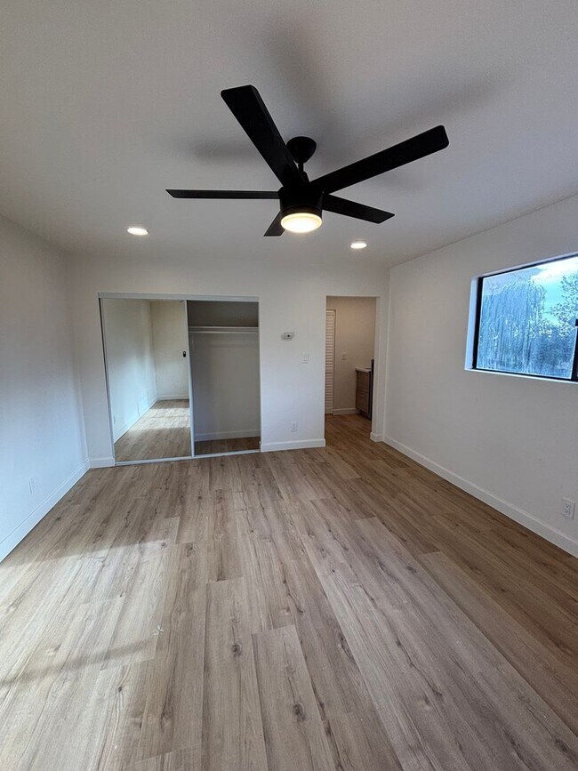 Building Photo - 1 Bedroom 1 Bathroom Studio in Pacific Beach.