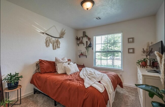 Building Photo - Prime Location! 3 bed/ 2 bath! Coming Soon!