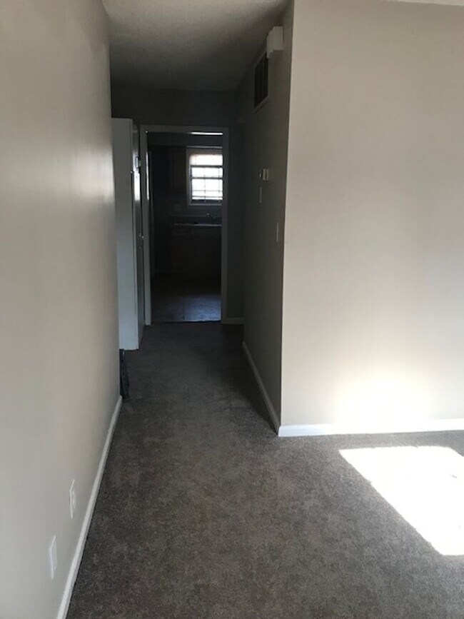Building Photo - MOVE IN SPECIAL!!-Available 1 Bedroom Apar...