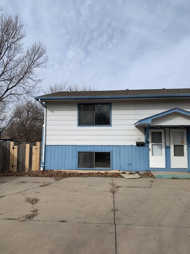 Building Photo - 409 S Mt Carmel St