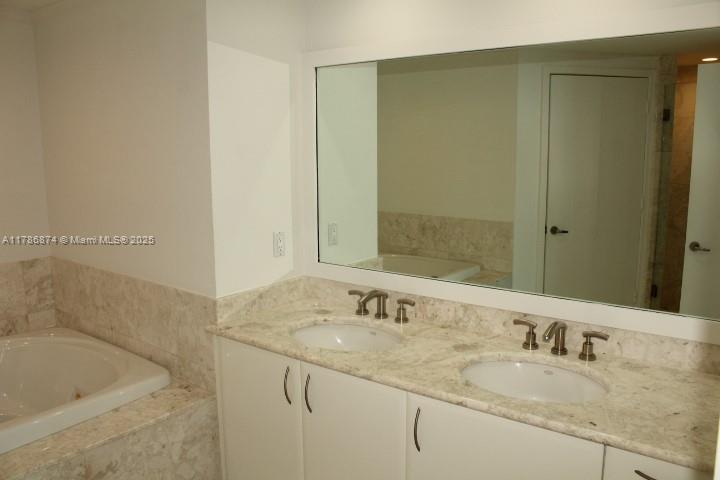Building Photo - 1331 Brickell Bay Dr