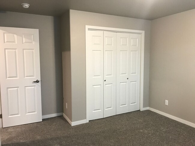Building Photo - 4 Bed 3 Bath Single Family Home