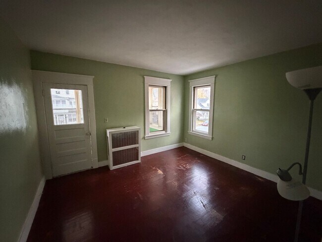 Building Photo - 3 Bedroom 1 Bath