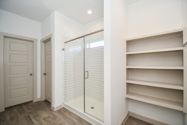 Building Photo - 8034 House bank Ln