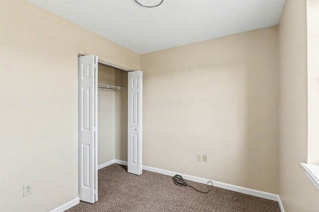 Building Photo - Three bedroom, one and a half bathroom end unit townhome in Dover