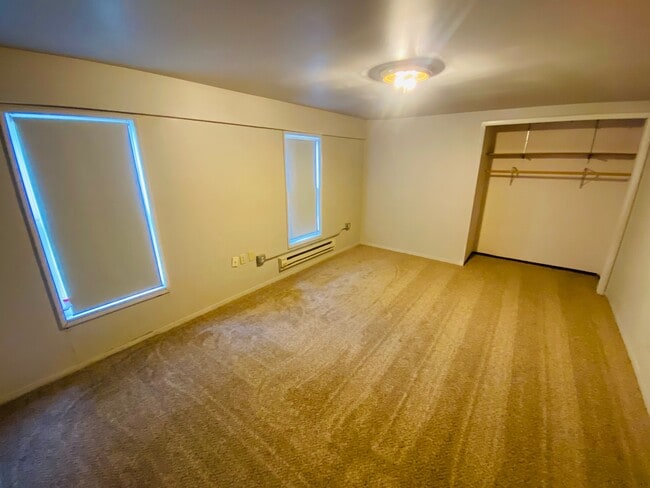 Building Photo - 1408 Oshkosh Ave