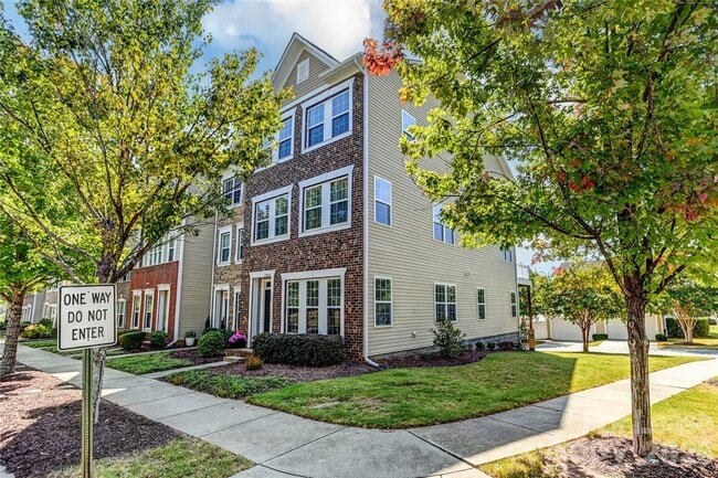 Building Photo - 19002 Lake Breeze Dr