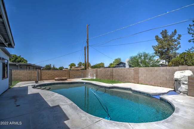 Building Photo - 1612 E Gaylon Dr