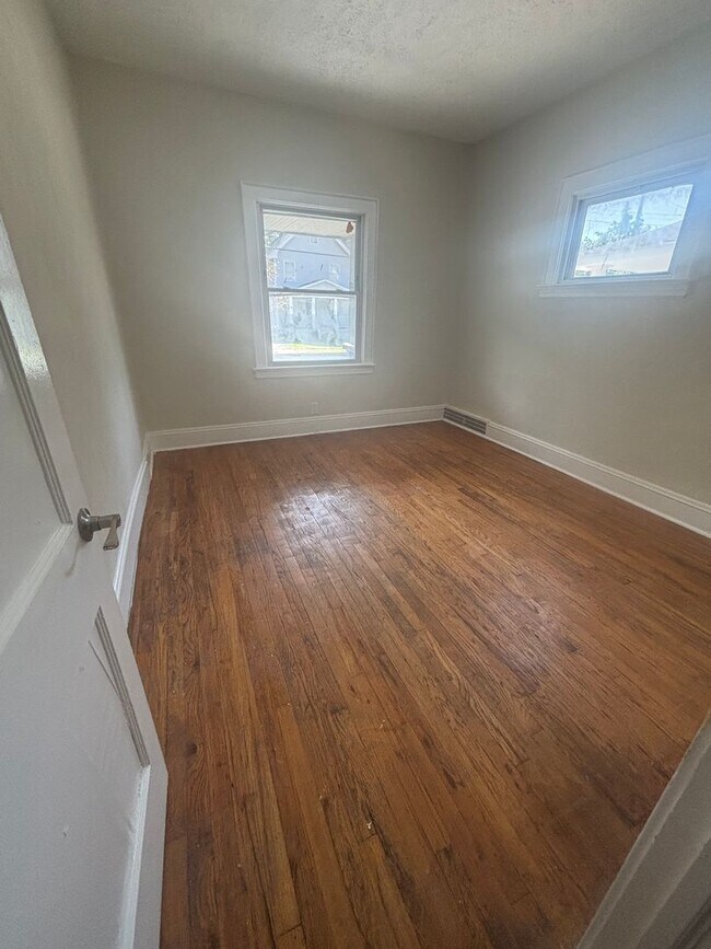 Building Photo - Cleveland East Side 2 bedroom down
