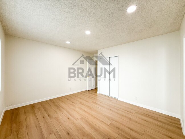 Building Photo - 13129 Oxnard St