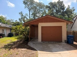 Building Photo - Open and bright 2/2 with garage
