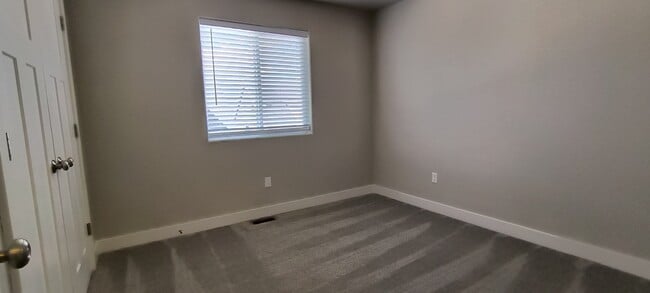 Building Photo - 1595 S Topaz Dr